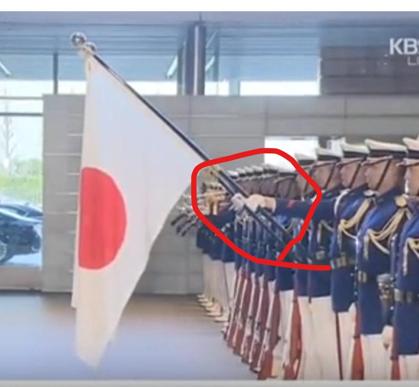 잇싸 - 방금 일장기경례 영상은 일장기가 아니라 옆에 태극기 있다고 피셜 떠서
