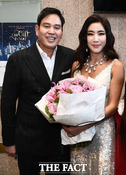 잇싸 - 오늘자 정용진-한지희 부부 투샷.jpg