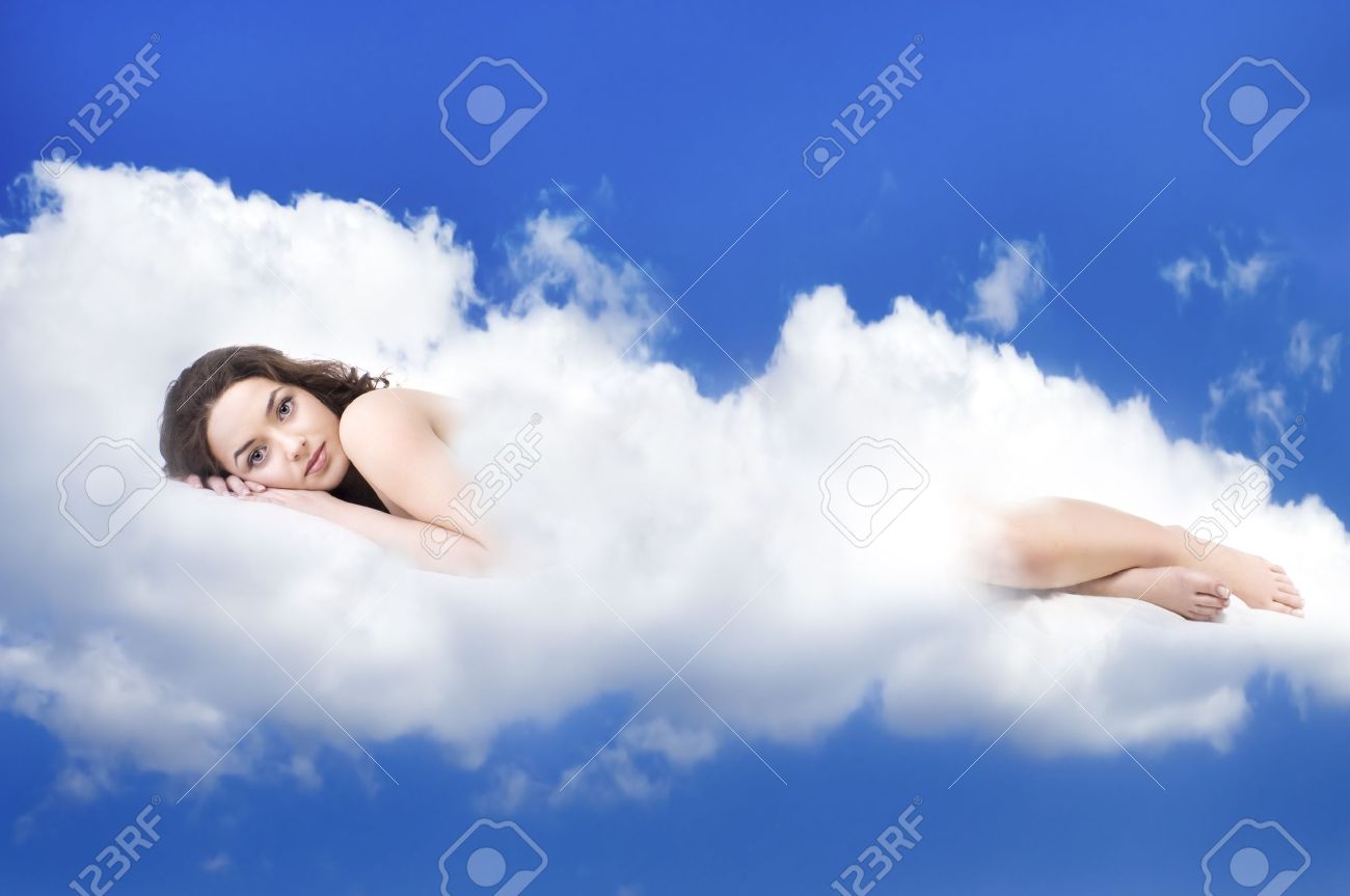 11411337-아름다운-젊은-여자가-구름에-누워.jpg