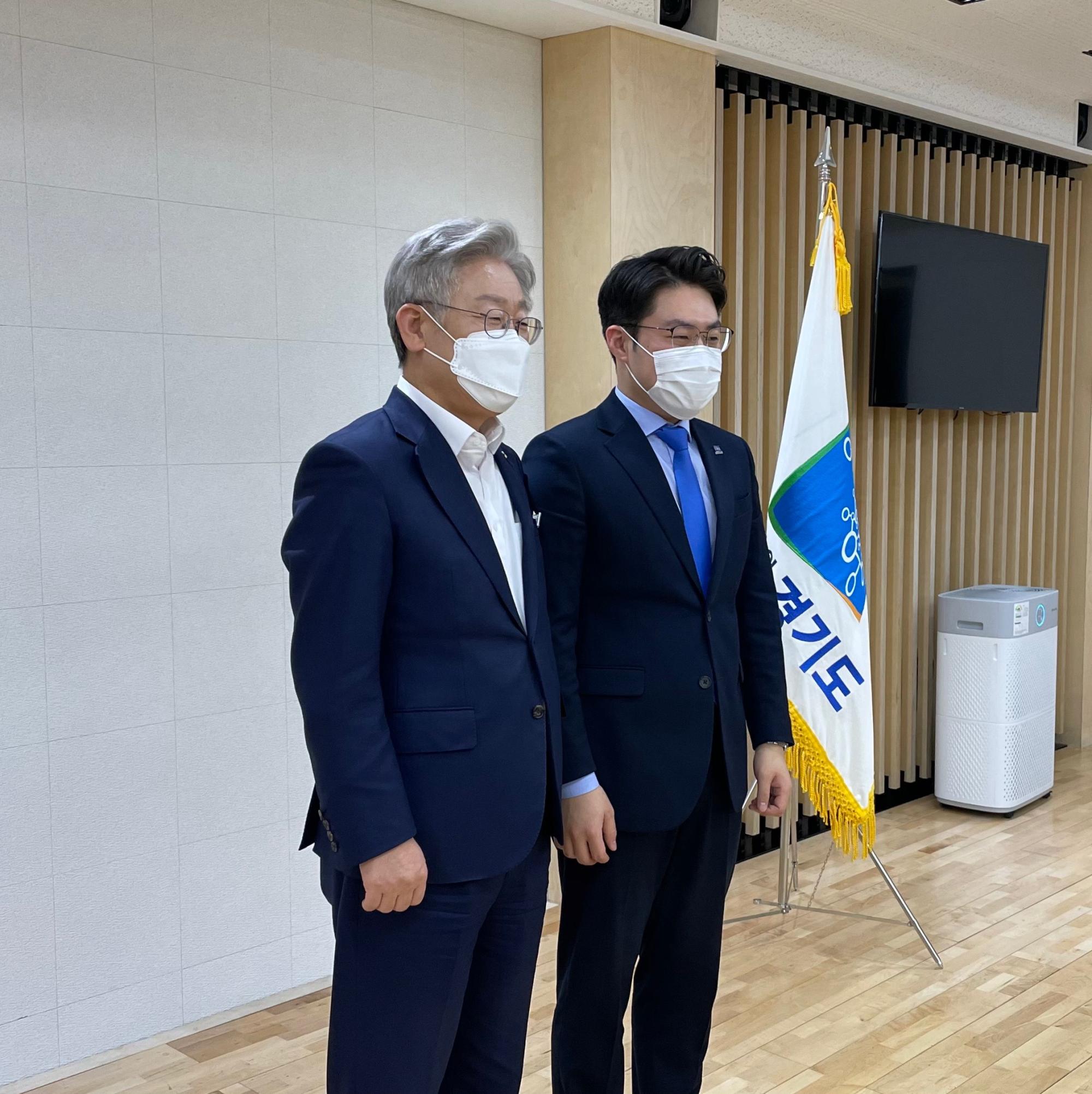 이재명 경기도지사의 전국대학생위원장 당선 축하 초청.jpg